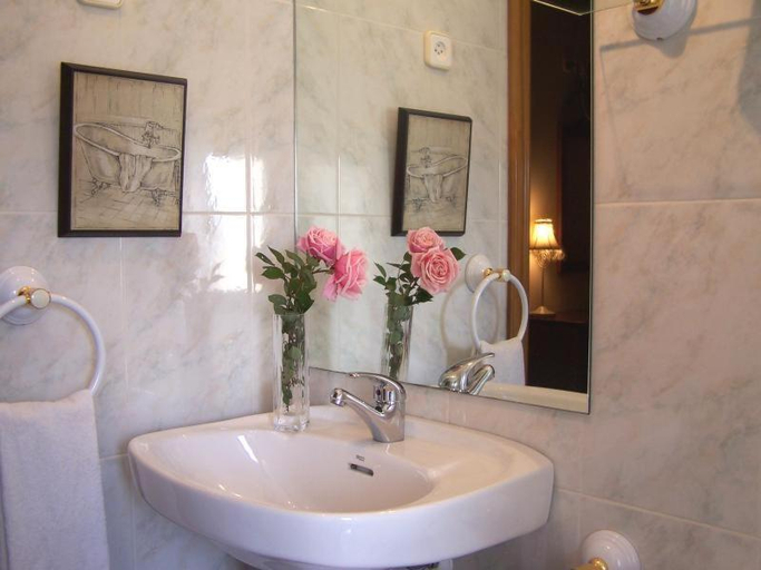 Bathroom 3, Casa Puyuelo Tierrantona, Huesca