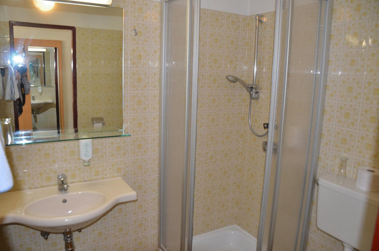 Bathroom 3, Hotel Garni, Grieskirchen