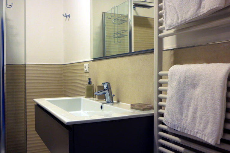 Bedroom 3, Appartamento in centro e a 20 mt dal lungomare e mare, Savona