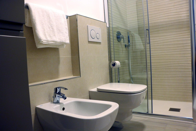 Bedroom 1, Appartamento in centro e a 20 mt dal lungomare e mare, Savona