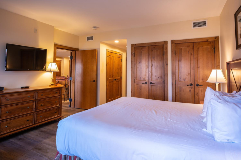 Two Bedroom Condo with a Balcony in Mountaineer Square condo, Gunnison