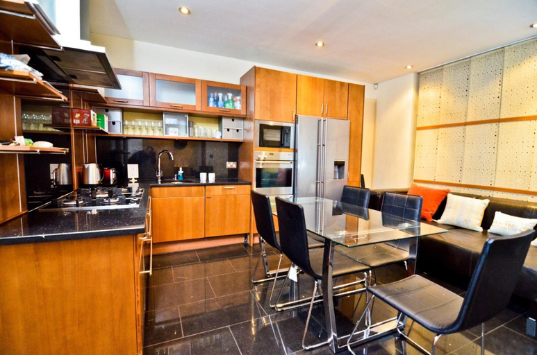 Food & Drinks, Thames view house, London