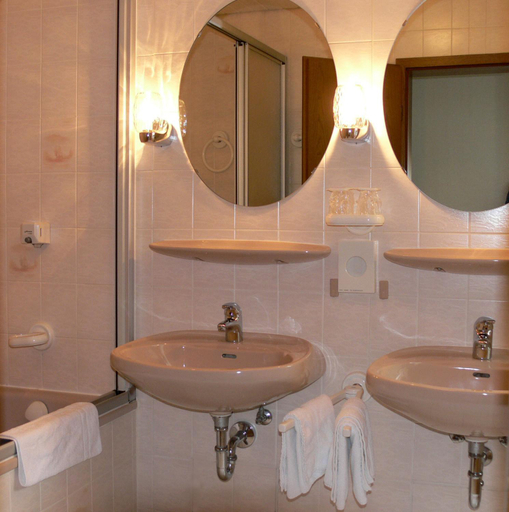 Bathroom 4, Quellenhof, Ahrweiler