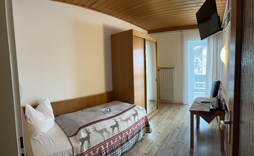 Bedroom 2, Hotel Lowen, Traunstein