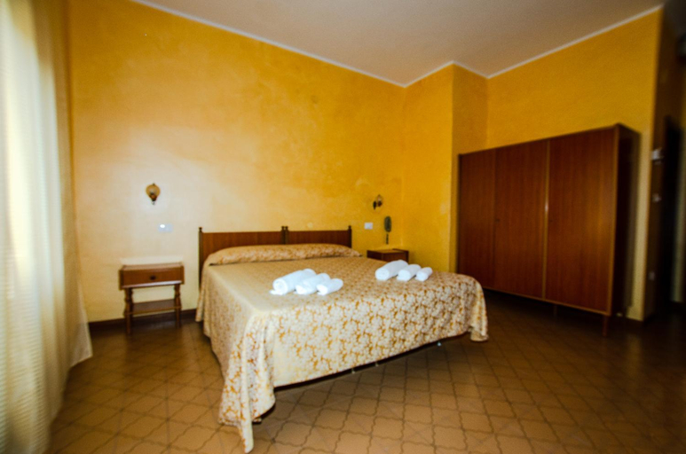 Bedroom 2, Hotel Holiday, L'Aquila