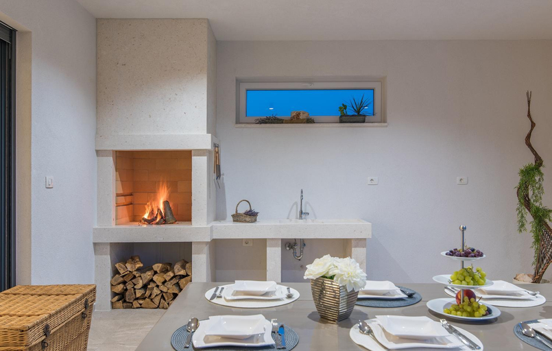 Others 4, Villa Emelie, Medulin