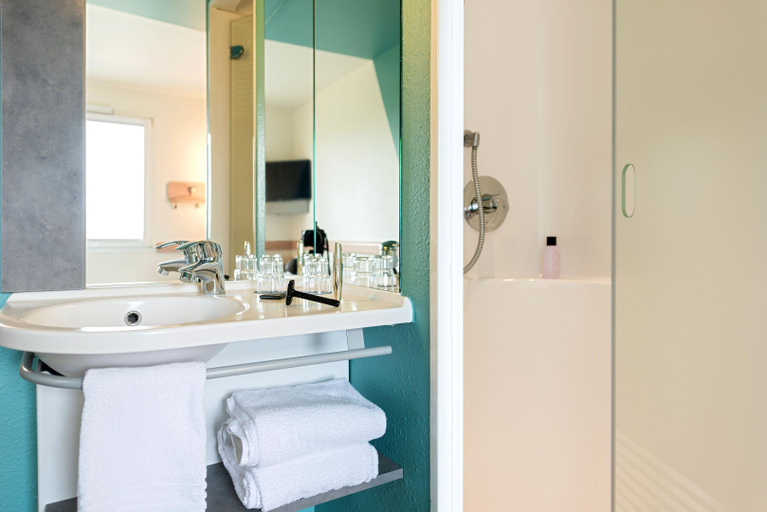 Bathroom 5, B&B HOTEL Regensburg-Ost, Regensburg