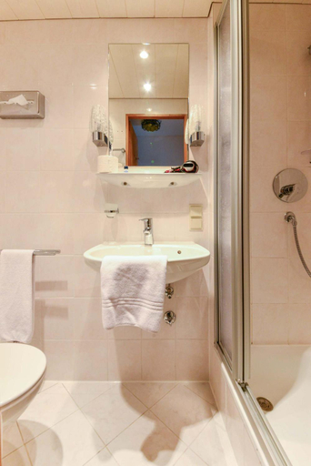 Bathroom 3, Schmied von Kochel Hotel, Bad Tölz-Wolfratshausen