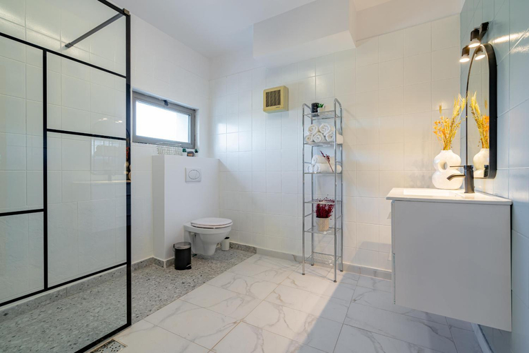 Shower 4, Sky-High: 15th Floor Modern Accommodation in Doamna Ghica Area, Municipiul Bucuresti