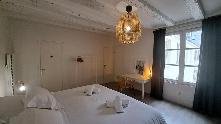 Bedroom 2, Appartement centre Vieux Tours dans immeuble historique 3p, Indre-et-Loire