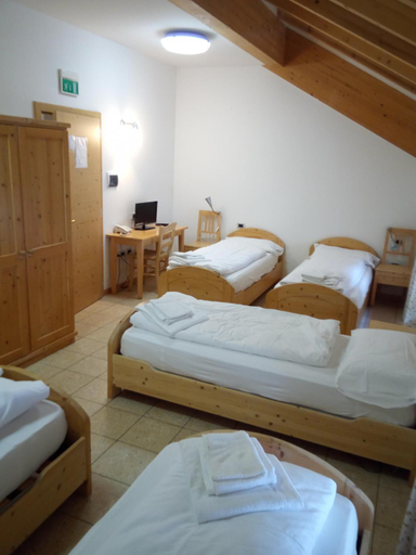 Bedroom 2, Taxus Hostel, Trento