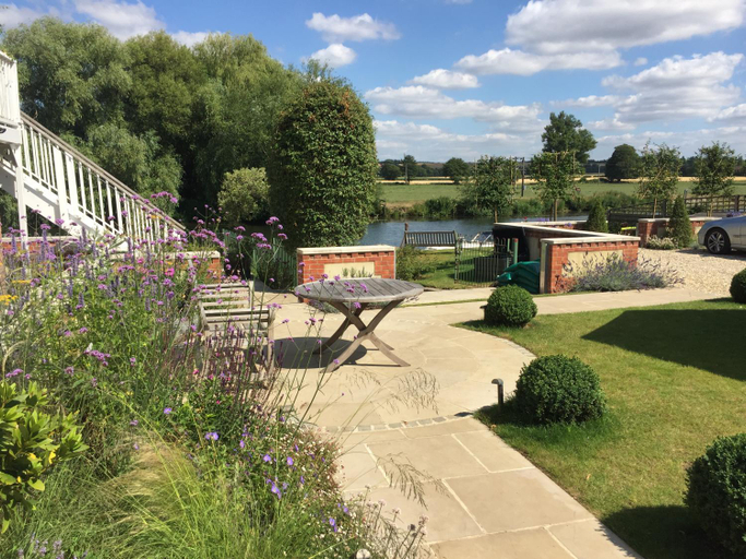 Others 4, Thames Edge Rooms, Oxfordshire
