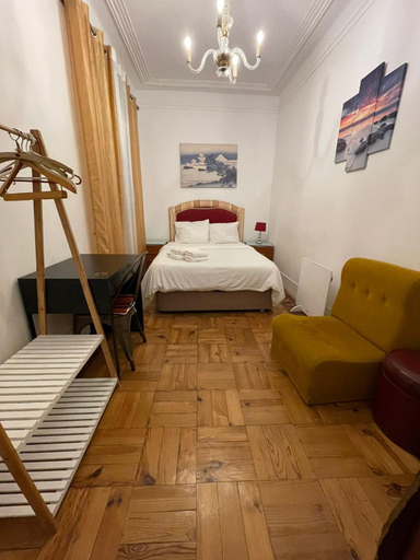 Others 5, Bordeaux M1 R3 - Nice & Comfortable Double Room with Private Patio & Shared Bathroom, Lisbon
