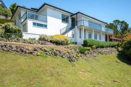Exterior & Views 5, House on the Hill with a View-Sleeps 12, Hobart