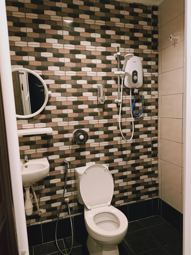 Bathroom 5, Cozy Riverside Hotel, Malacca City