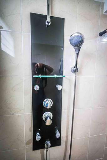 Bathroom 3, La Dolce Vita, Parrita