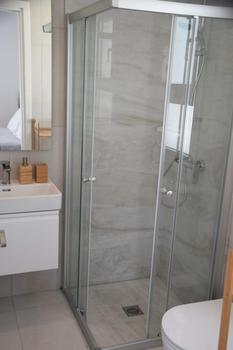 Bathroom 2, Tala Luxury apartments with pool by Raise