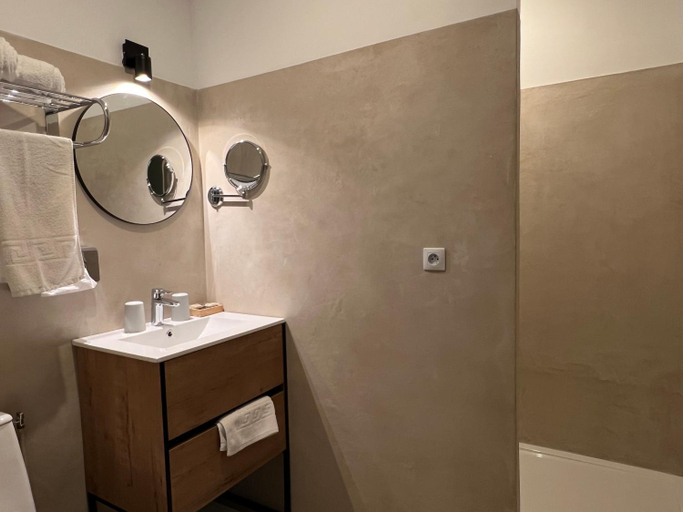 Bathroom 2, Hotel Le France, Creuse