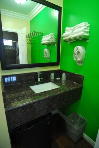 Bathroom 5, Studio City Inn, Los Angeles