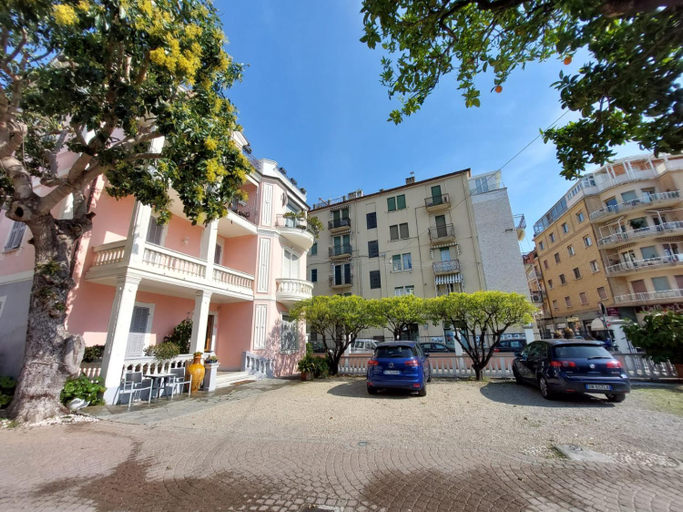Exterior 10