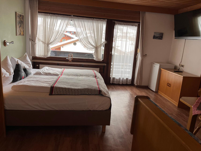 Bedroom 3, Hotel Lowen, Traunstein