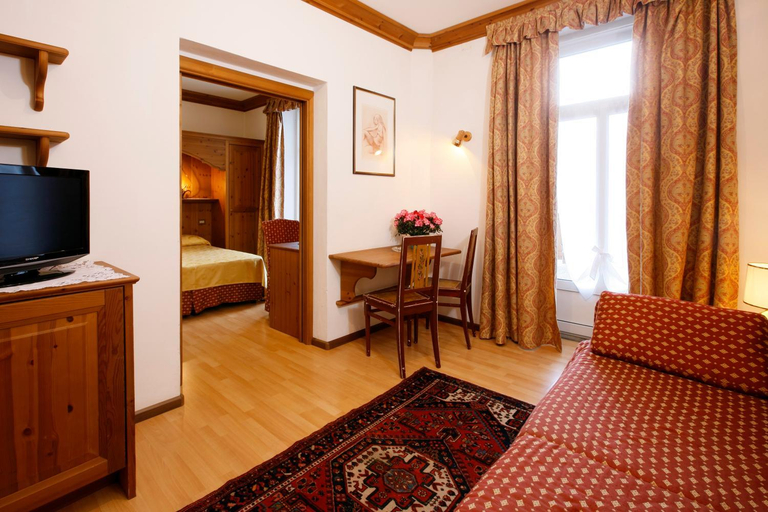 Bedroom 3, Hotel Regina, Belluno