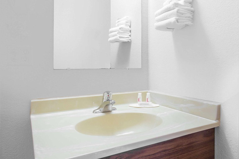 Bathroom 4, Super 8 by Wyndham Havre, Hill
