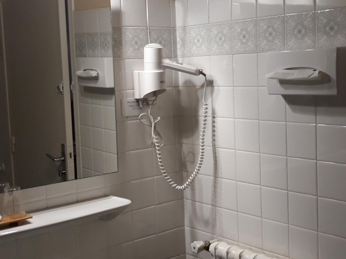 Bathroom 4, Logis Hotel AMBROISE, Corrèze