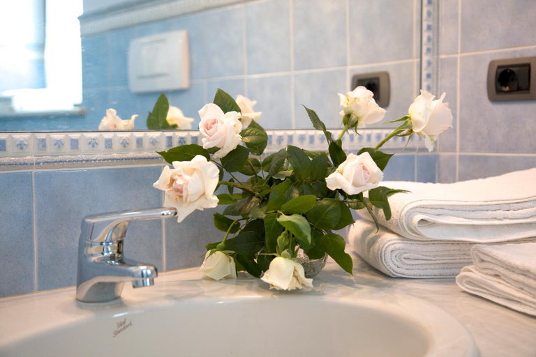 Bathroom 2, Velia Mare, Ancona