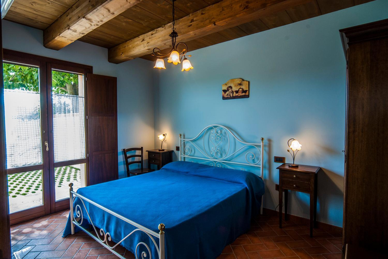 Others 4, Country House Il Tiglio, Ancona
