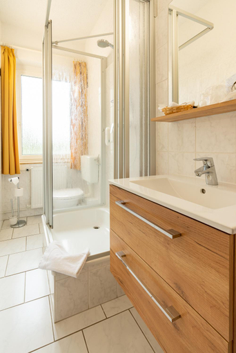 Bathroom 2, Hotel Restaurant Stadt Genthin, Jerichower Land