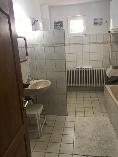 Others 5, Hiv-Lak Apartman, Eger