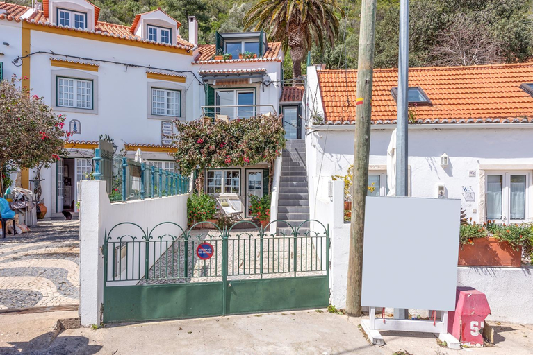 JOIVY Seaside Haven Beach House or Studio Retreat, Setúbal