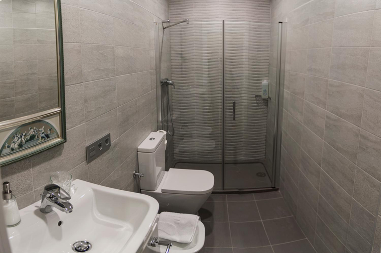 Bathroom 2, SEVITUR Seville Comfort Apartments, Sevilla