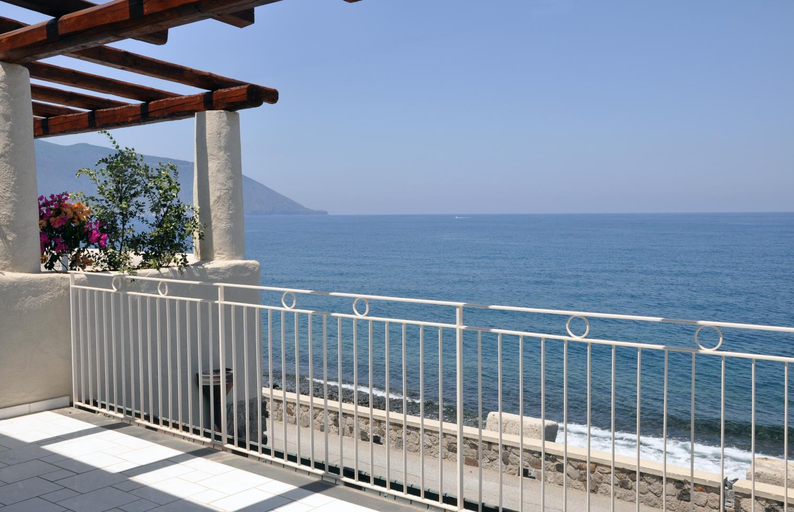 Others 3, Residence NerOssidiana, Messina
