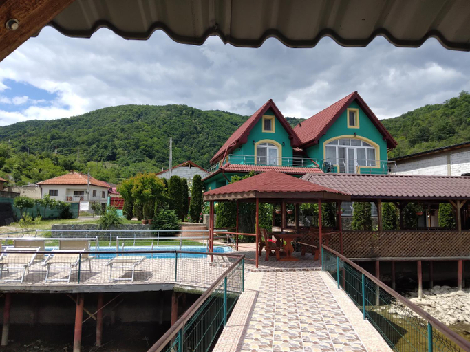 Others 4, Casa Lucian, Dubova