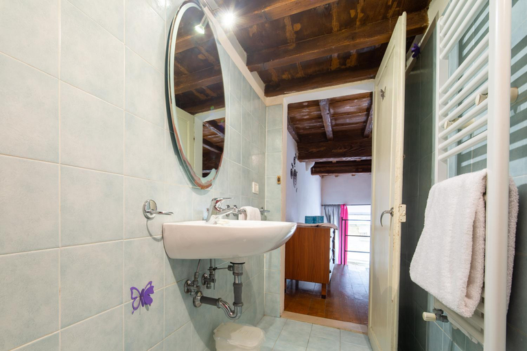 Bathroom 2, Palazzo Vecchio Apartments by Mmega, Florence