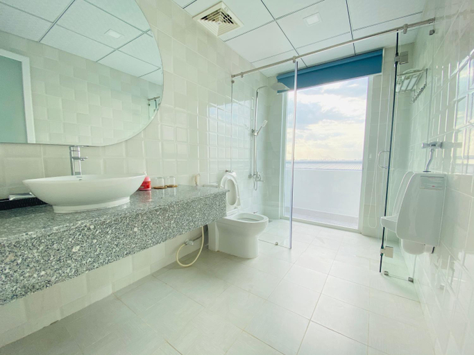 Bathroom, Hung Phuoc Hotel, Bến Cát