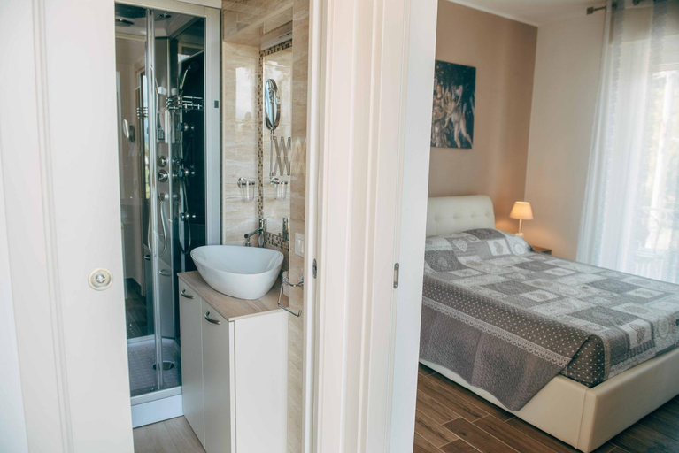 Bedroom 2, Affitta camere La Fenice di Folli Lorella, Brescia