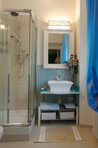 Bathroom 2, Terrazza Ginori, Florence