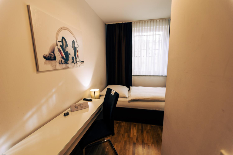 Bedroom 4, Hotel Restaurant Zagreb, Köln