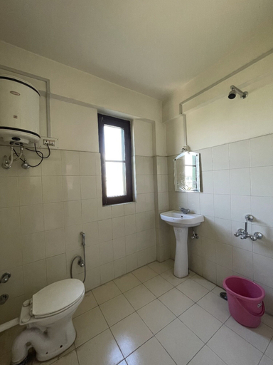 Bathroom 5, Goroomgo Burge Green Guest House, Srinagar