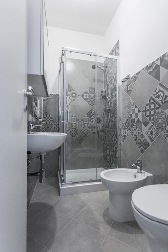 Bathroom 3, Laterani Guest House, Rome
