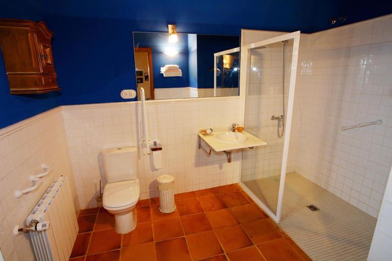 Bathroom 5, Palacio Viejo de Las Corchuelas, Cáceres