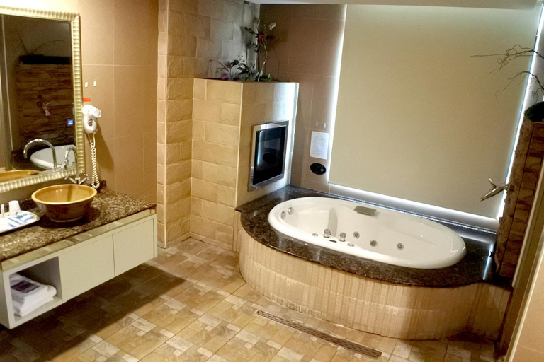 Bathroom 2, North Country Motel, New Taipei City