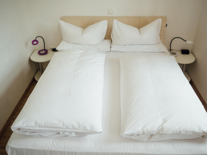 Bedroom 2, Hotel Garni Ammergauer Hof, Garmisch-Partenkirchen