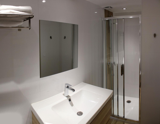 Bathroom 3, Hotel Le Printemps, Charente-Maritime