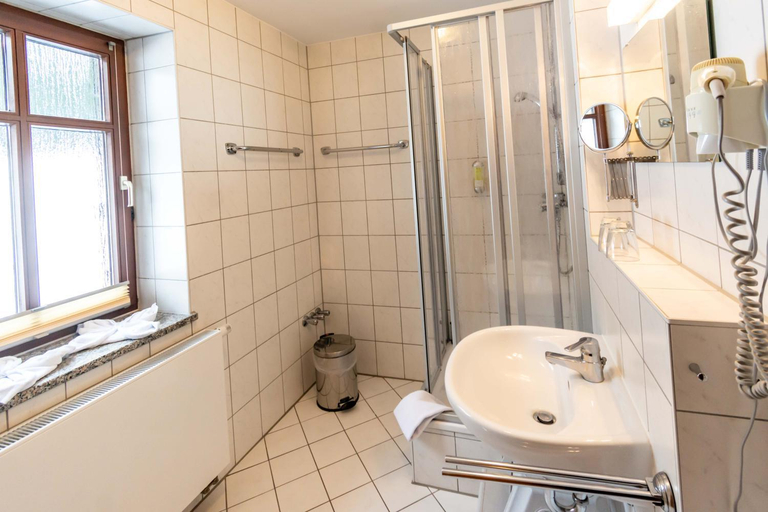 Bathroom 2, Hotel und Berggasthof Spießberghaus am Rennsteig, Gotha