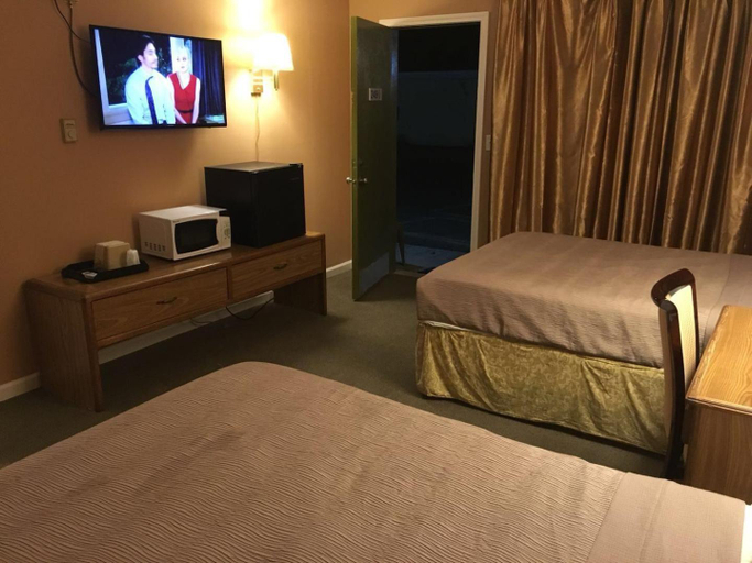 Bedroom 4, Motel 88, Otsego