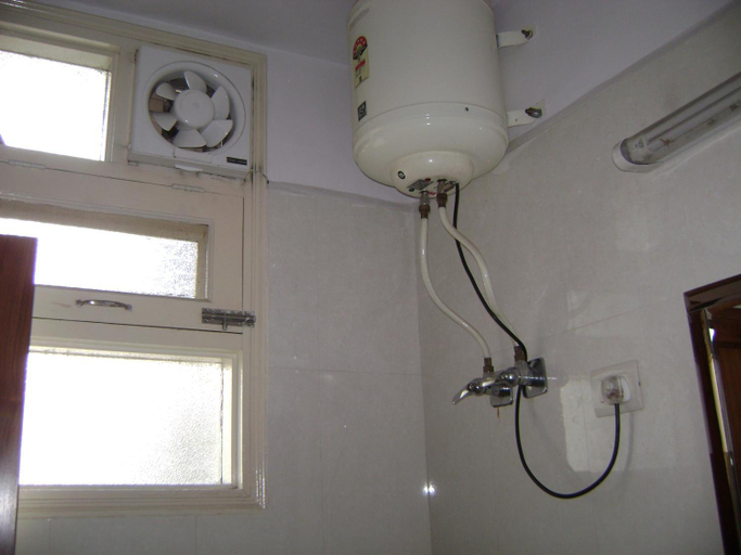 Bathroom, SABS Bed and Breakfast, Delhi